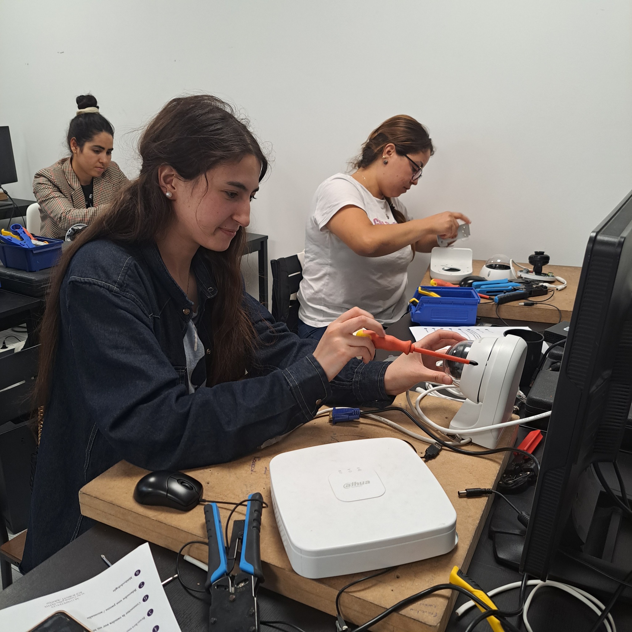 Apprenantes en atelier de vidéoprotection : raccordement des caméras et de l’enregistreur